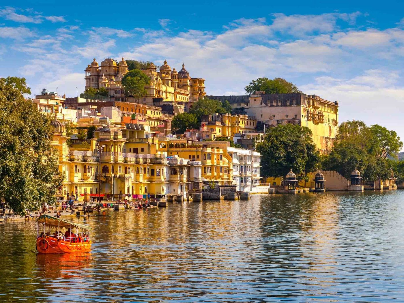 City Palace and Lake Pichola, Udaipur at dusk